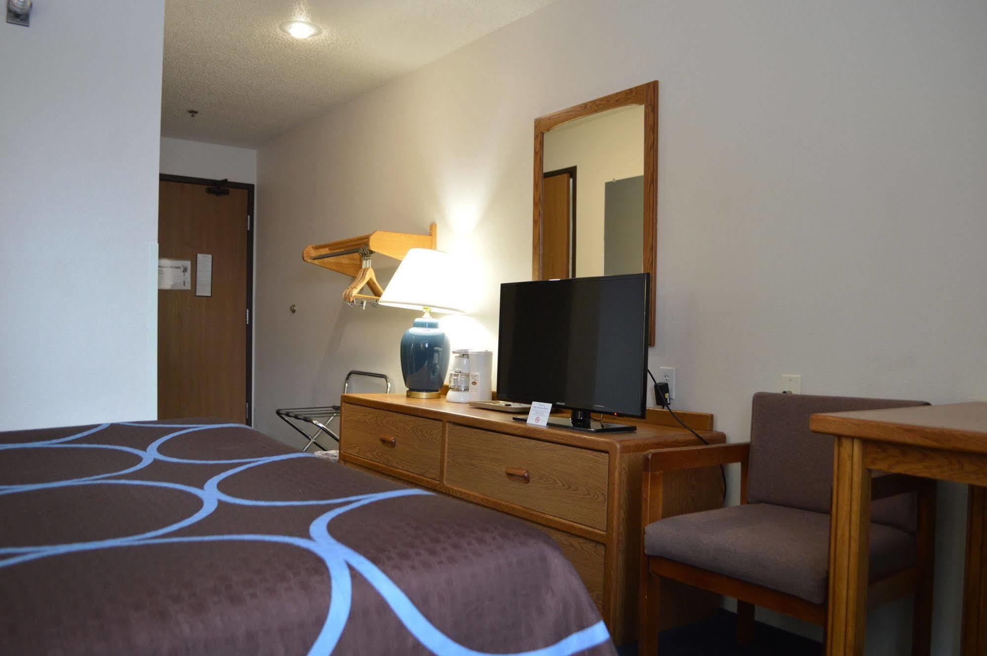 Super 8 By Wyndham Park Rapids Hotell Eksteriør bilde